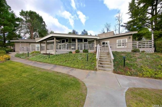 view of front facade with a front lawn