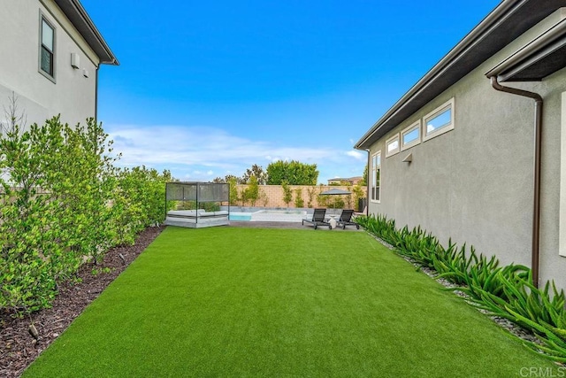 view of yard featuring a fenced in pool