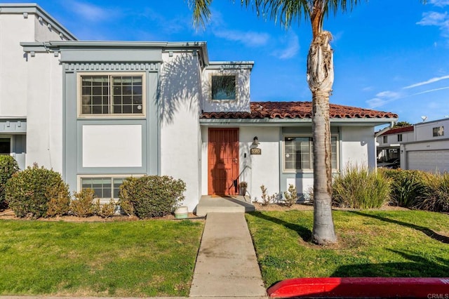 view of front of property with a front yard