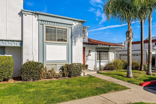 view of front of home with a front lawn