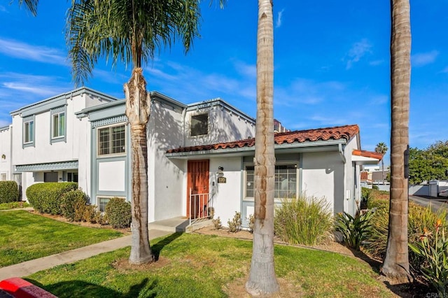 view of front of home featuring a front yard