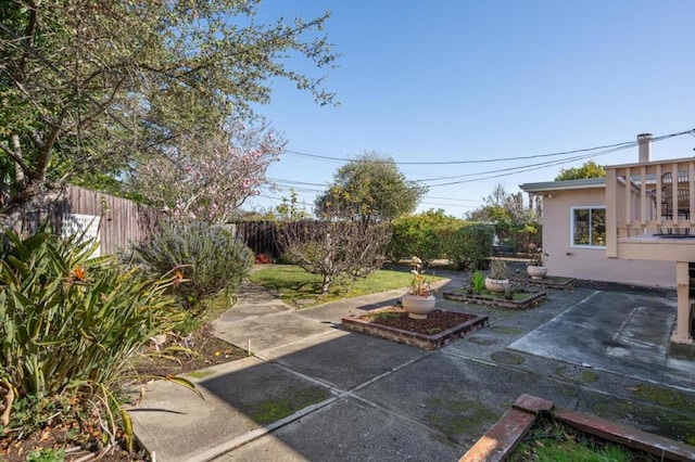 view of yard featuring a patio