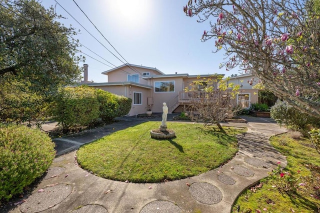 view of front of property featuring a front lawn