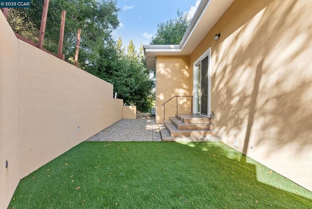 view of yard featuring a patio area