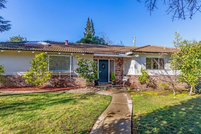 single story home featuring a front lawn