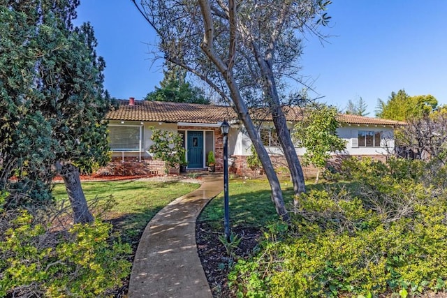 view of front of house featuring a front lawn