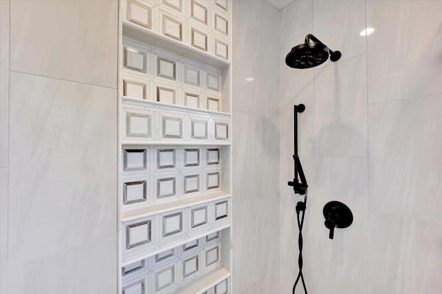 room details featuring tiled shower