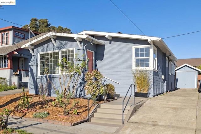 view of front of house featuring an outdoor structure