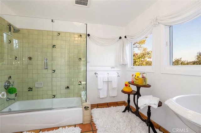 bathroom with combined bath / shower with glass door