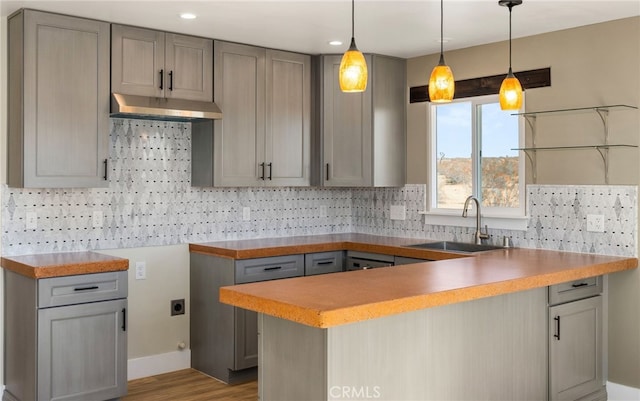 60785 La Brisa Dr, Joshua Tree, CA 92252 - kitchen with a sink, gray cabinets, a peninsula, tasteful backsplash, and recessed lighting