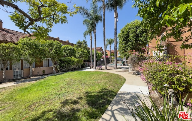 view of home's community featuring a yard