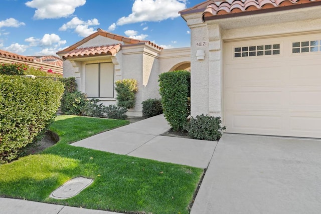 view of front of property featuring a garage and a front yard