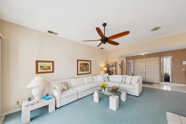 carpeted living room featuring ceiling fan