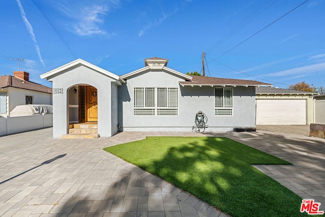 view of front of home featuring a front yard