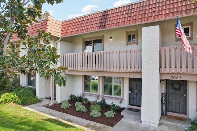 view of front of house featuring a balcony