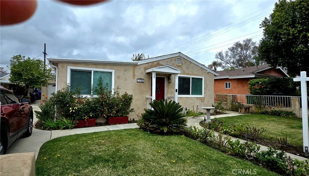 view of front of property with a front lawn