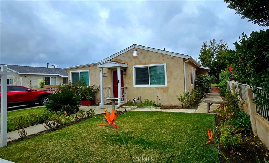 view of front facade featuring a front yard