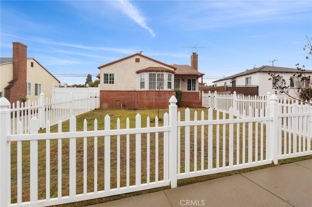 view of front of house featuring a front lawn