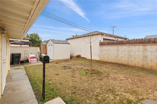 view of yard featuring a storage shed