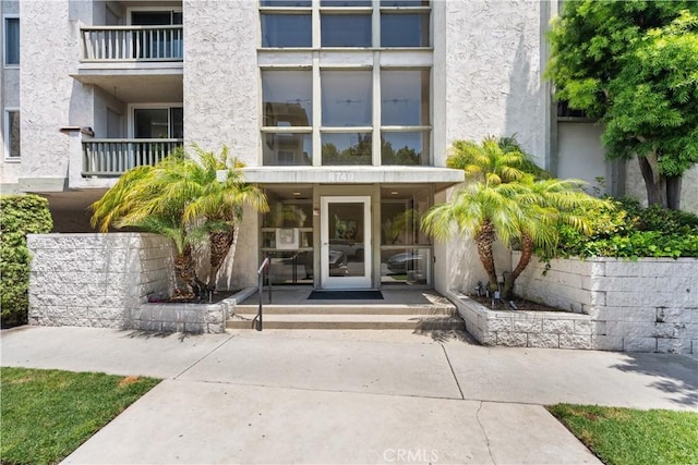 8740 Tuscany Ave Unit 109, Playa Del Rey, CA 90293 - doorway to property with stucco siding