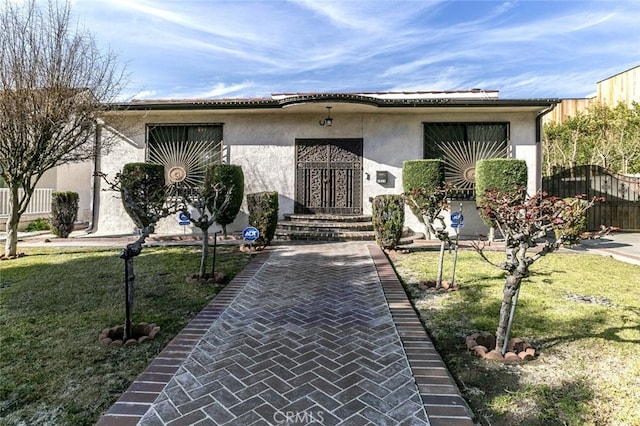 view of front of house featuring a front lawn