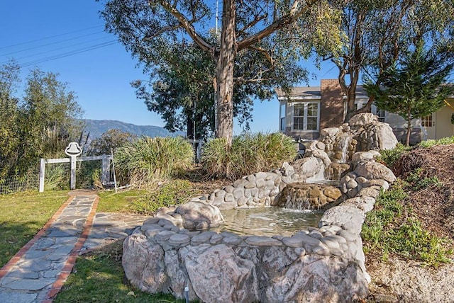 view of yard featuring a mountain view