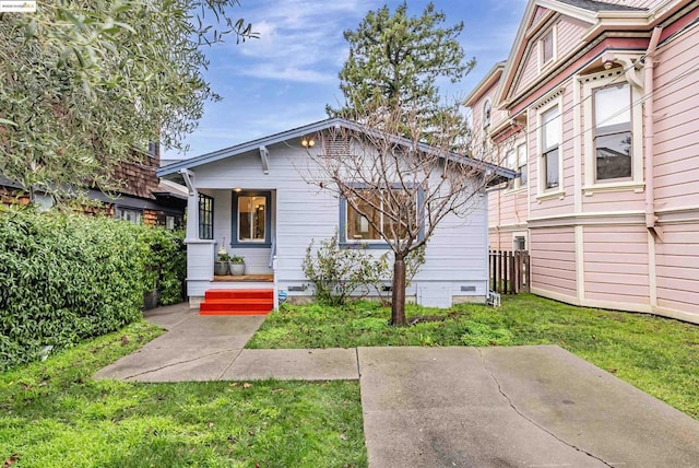 view of front of property with a front yard