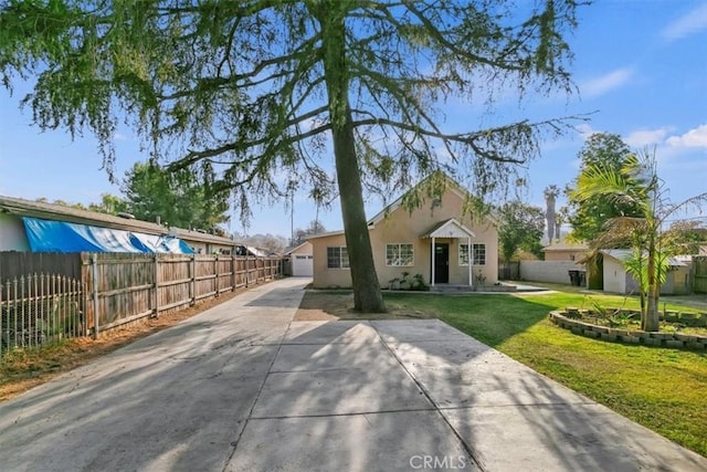 view of front of home featuring a front yard