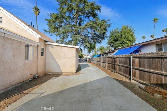 view of yard featuring a patio