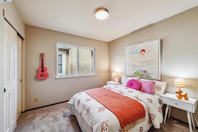 bedroom featuring carpet floors and a closet