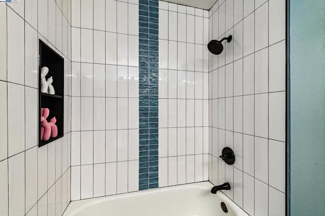 bathroom featuring tiled shower / bath