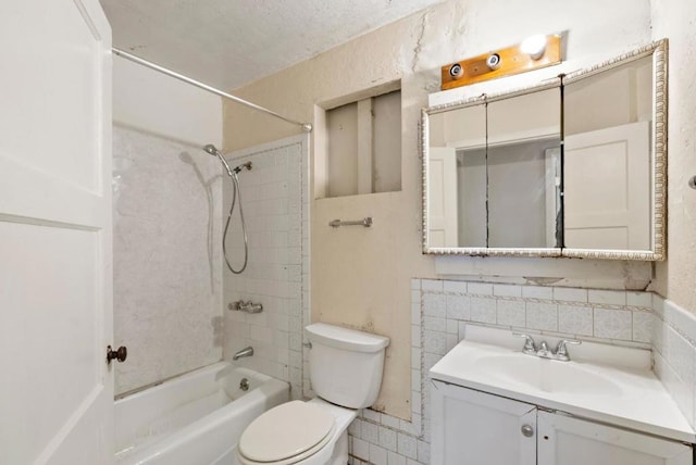 full bathroom with tiled shower / bath, toilet, vanity, and decorative backsplash