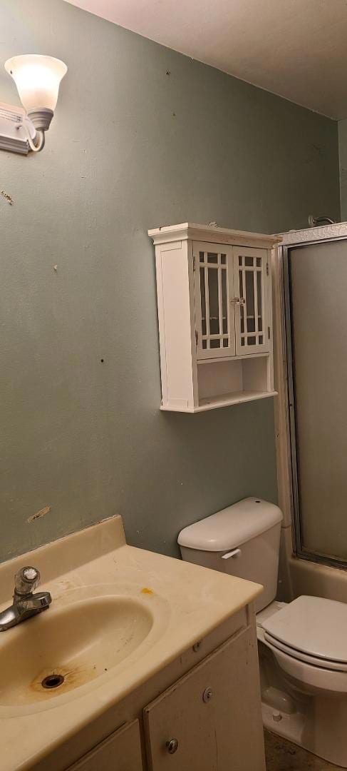 full bathroom featuring shower / bath combination with glass door, vanity, and toilet