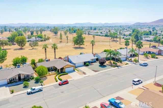 birds eye view of property featuring a mountain view