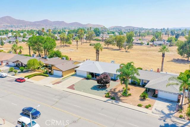 bird's eye view with a mountain view