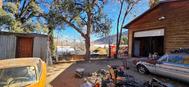 view of yard with an outdoor structure