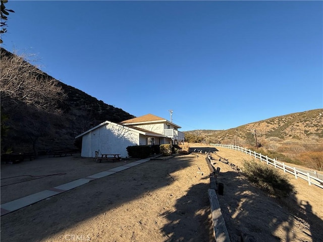 view of yard with a mountain view