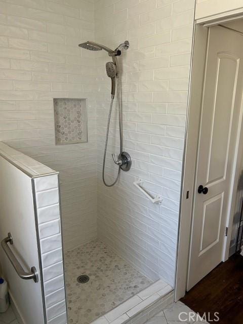 bathroom featuring a tile shower