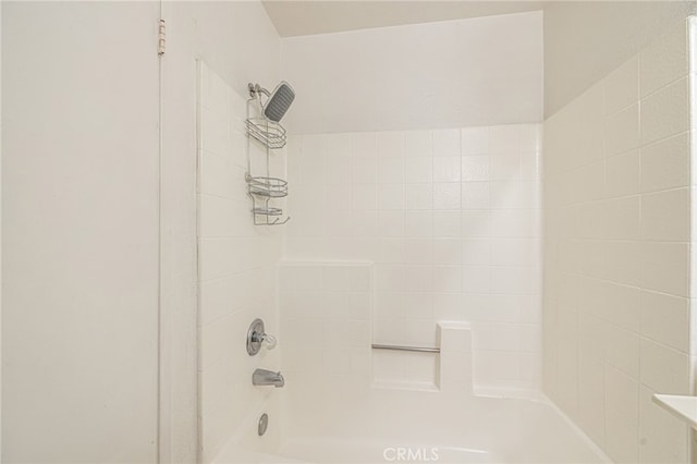 bathroom featuring tiled shower / bath