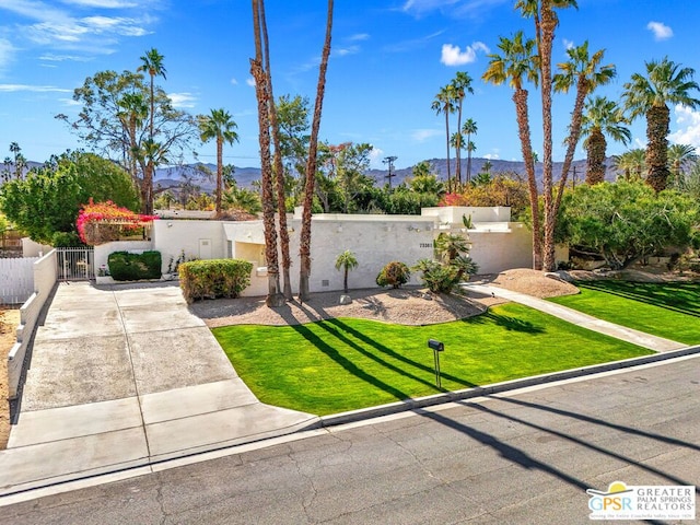 view of front of property featuring a mountain view and a front yard