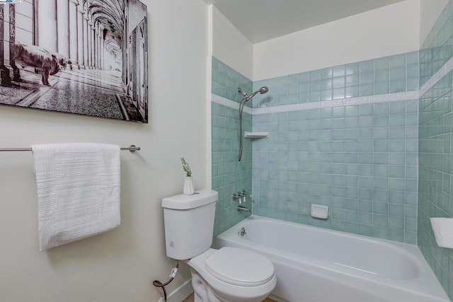 bathroom with tiled shower / bath and toilet