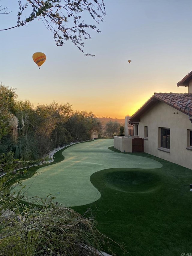 view of yard at dusk