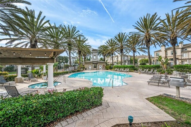 view of pool with a hot tub, a pergola, and a patio