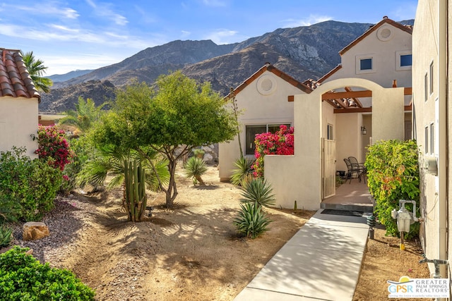 view of front of home featuring a mountain view