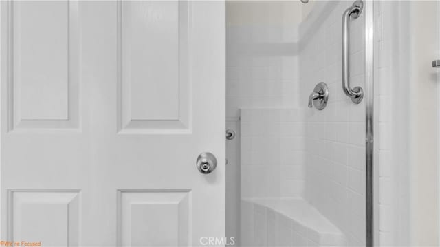 full bathroom featuring a tile shower