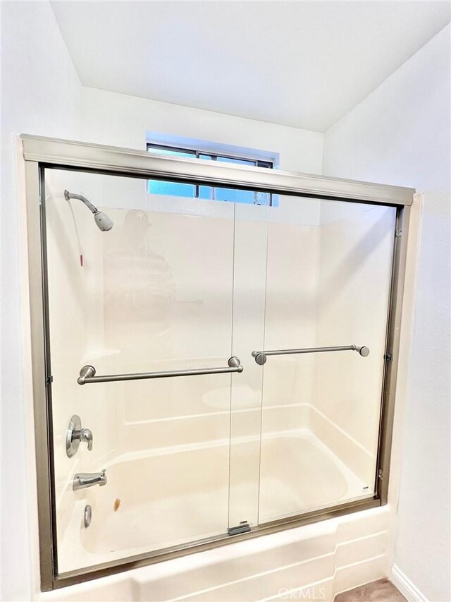 bathroom with enclosed tub / shower combo