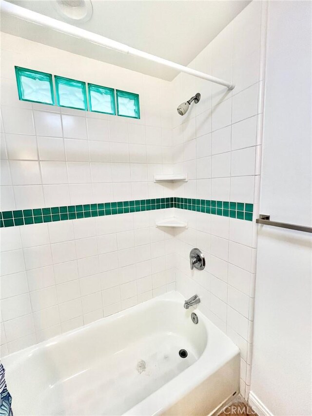 bathroom featuring tiled shower / bath