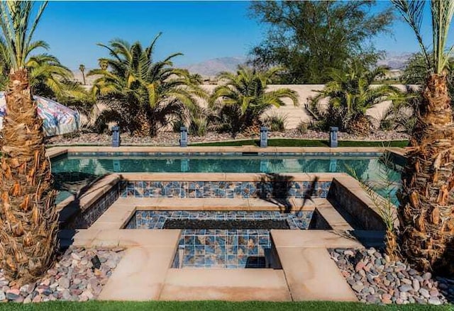 view of swimming pool featuring a jacuzzi