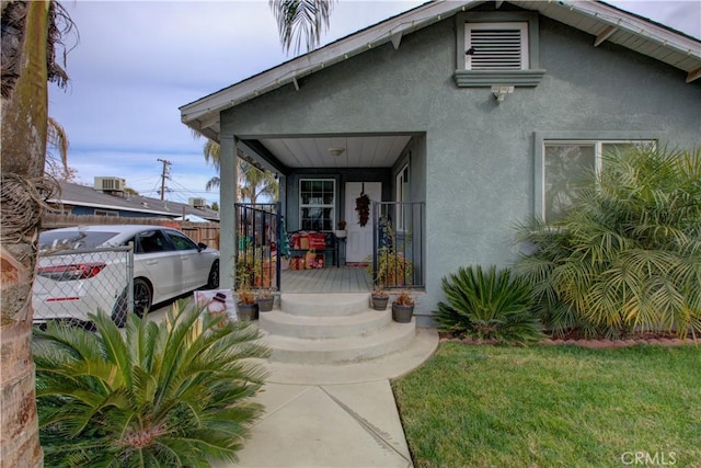 bungalow-style home featuring a front lawn and covered porch