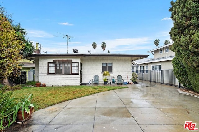 view of front of house featuring a front yard